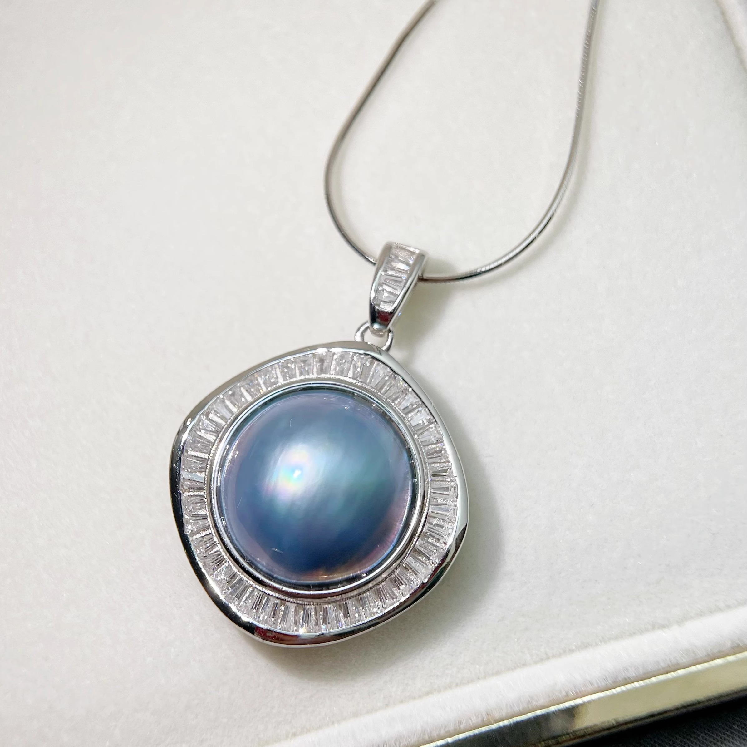 天然海水蓝马贝吊坠S925纯银精工微镶T方锆石高级轻奢不规则方形