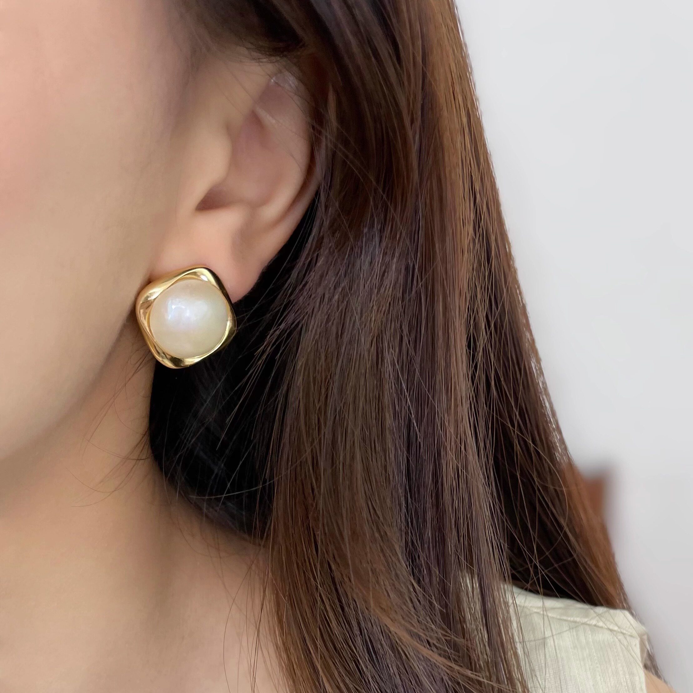 方形款海水白圆马贝珍珠纯银耳钉