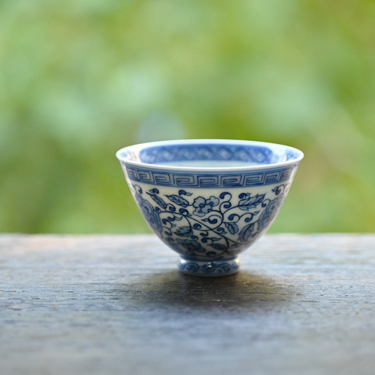 青花手绘回纹缠枝牡丹主人杯