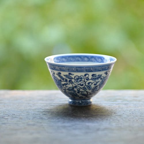 青花手绘回纹缠枝牡丹主人杯