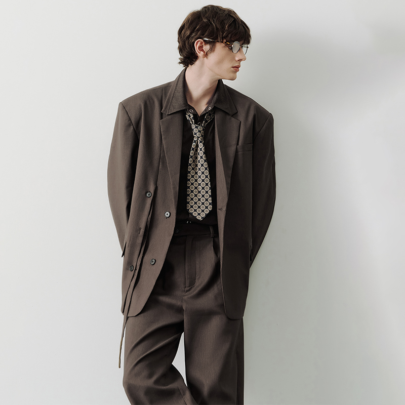 SAME FLOW 秋日美拉德色系麻混纺感前侧开叉飘带挺括咖色西装男