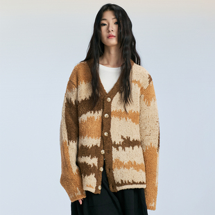 慵懒感冬日复古小众设计撞色不规则V领肌理感拼接开衫 SAME FLOW