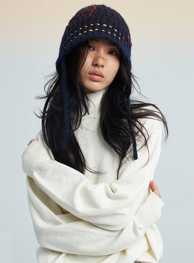 SAME FLOW 红色纽扣手工线迹撞色设计亮点质感保暖耐磨盆栽帽