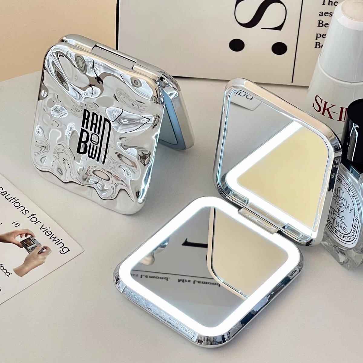 化妆镜带灯led随身镜外出便携式小镜子家用梳妆台桌面迷你折叠镜