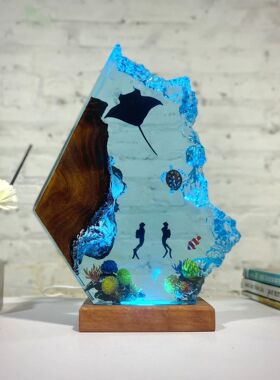 新款 情侣潜水员蝠鲼夜灯环氧树脂海洋灯深蓝色大海家居装饰礼物