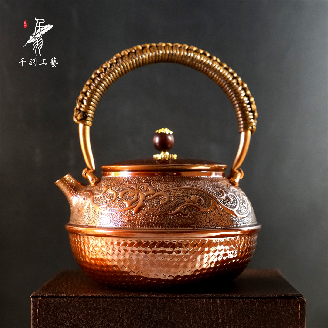 錾刻烤色纯手工一张打提梁壶