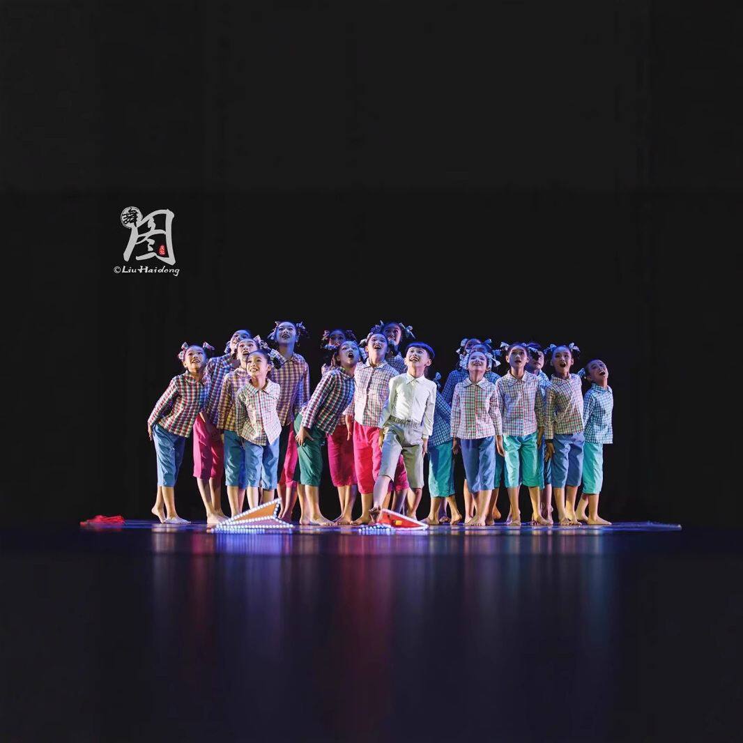 小荷风采乐在其中把爱寄回家心中的纸飞机留守儿童流浪娃演出服