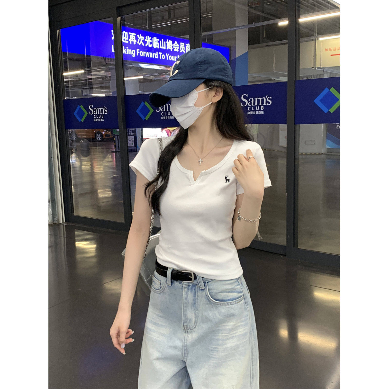 小众辣妹风刺绣短款T恤女夏季V领修身正肩显瘦短袖设计感打底上衣