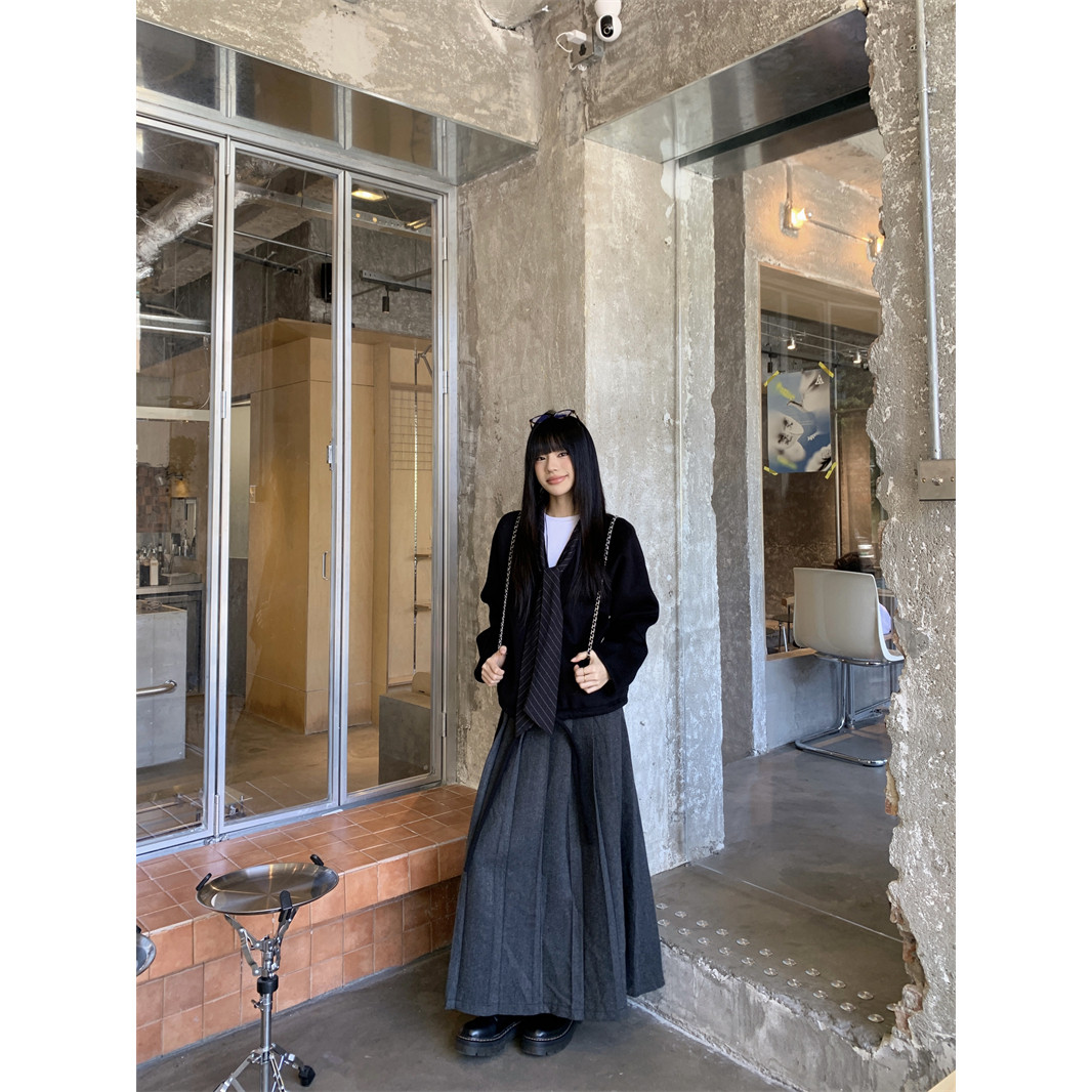 实拍实价  早春显瘦百搭大V领黑色毛呢外套+领带+百褶半身裙套装