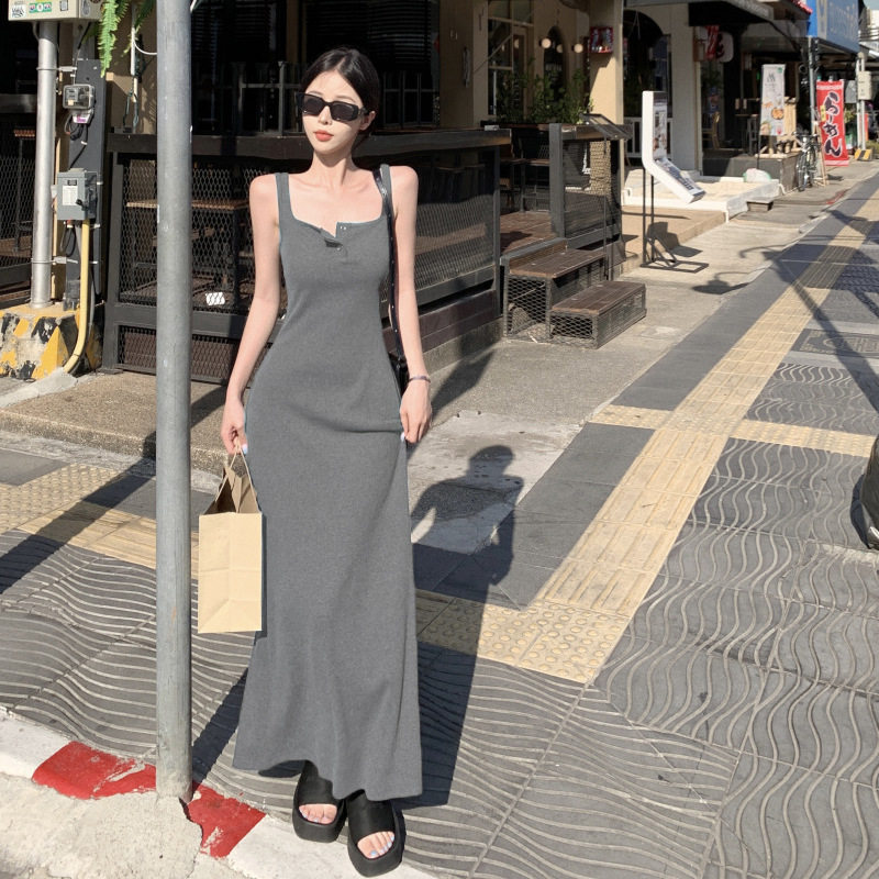 法式高级感气质灰色吊带连衣裙女春夏季显瘦高腰复古内搭背心长裙