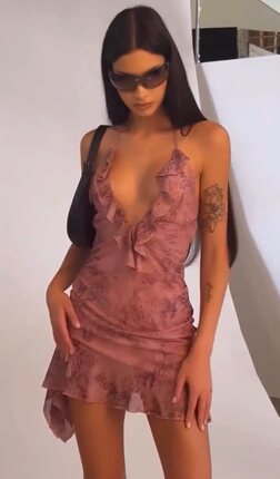 IAMUBABA春夏现货IAMGIA性感辣妹木耳边不对称露背挂脖吊带连衣裙