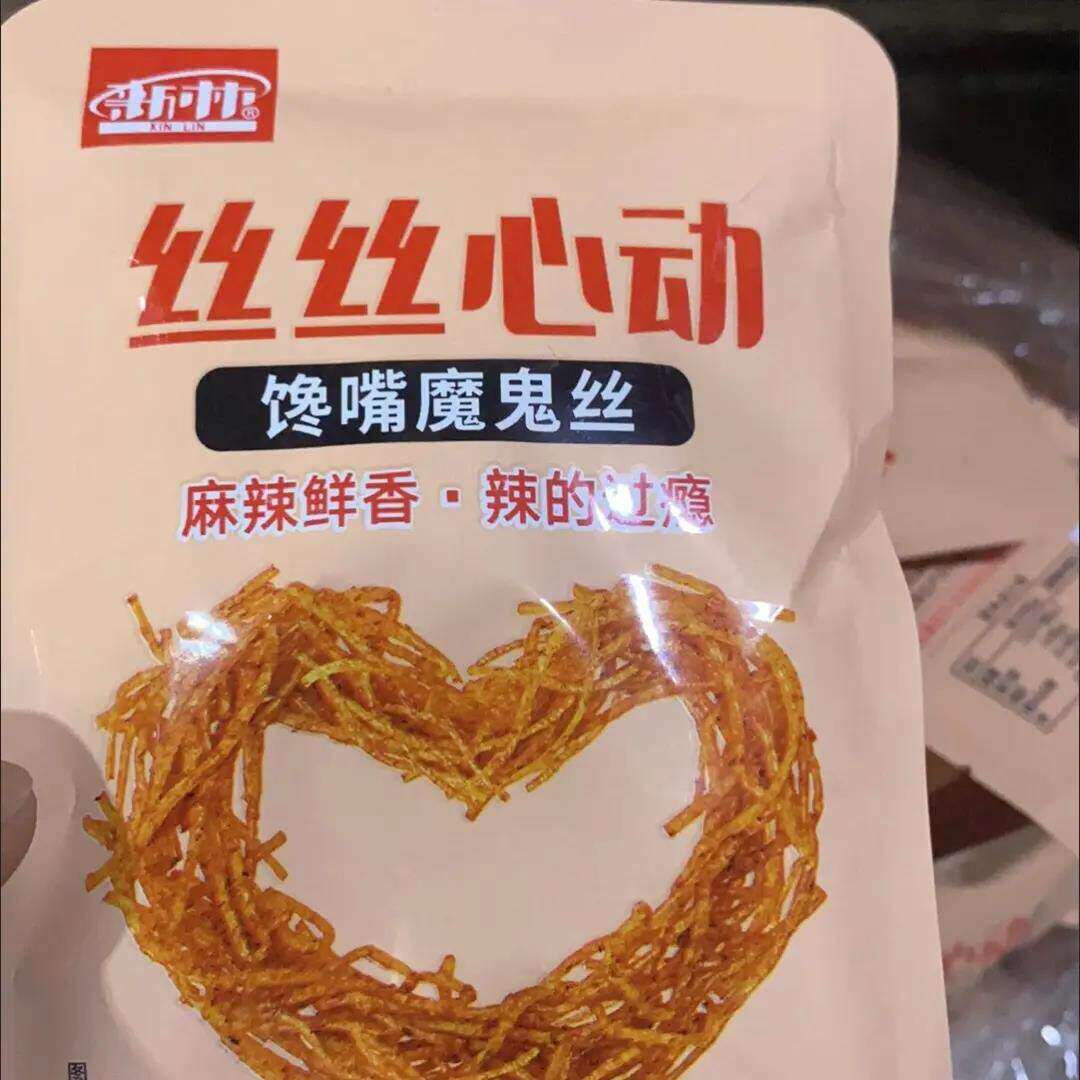 新林丝丝心动解馋小零食爱心小学生零食魔鬼丝辣条小袋怀旧零食