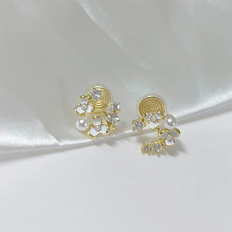 Pearl Flower Ear Cuff Womens Elegant Clipon Earring 2025 Ear