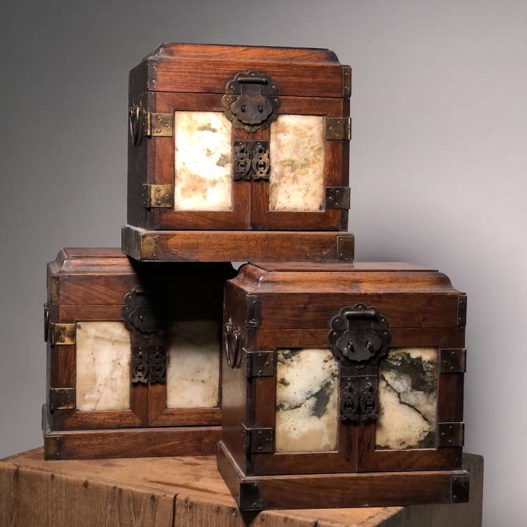 花梨木镶嵌贝壳案台鸟笼百宝箱