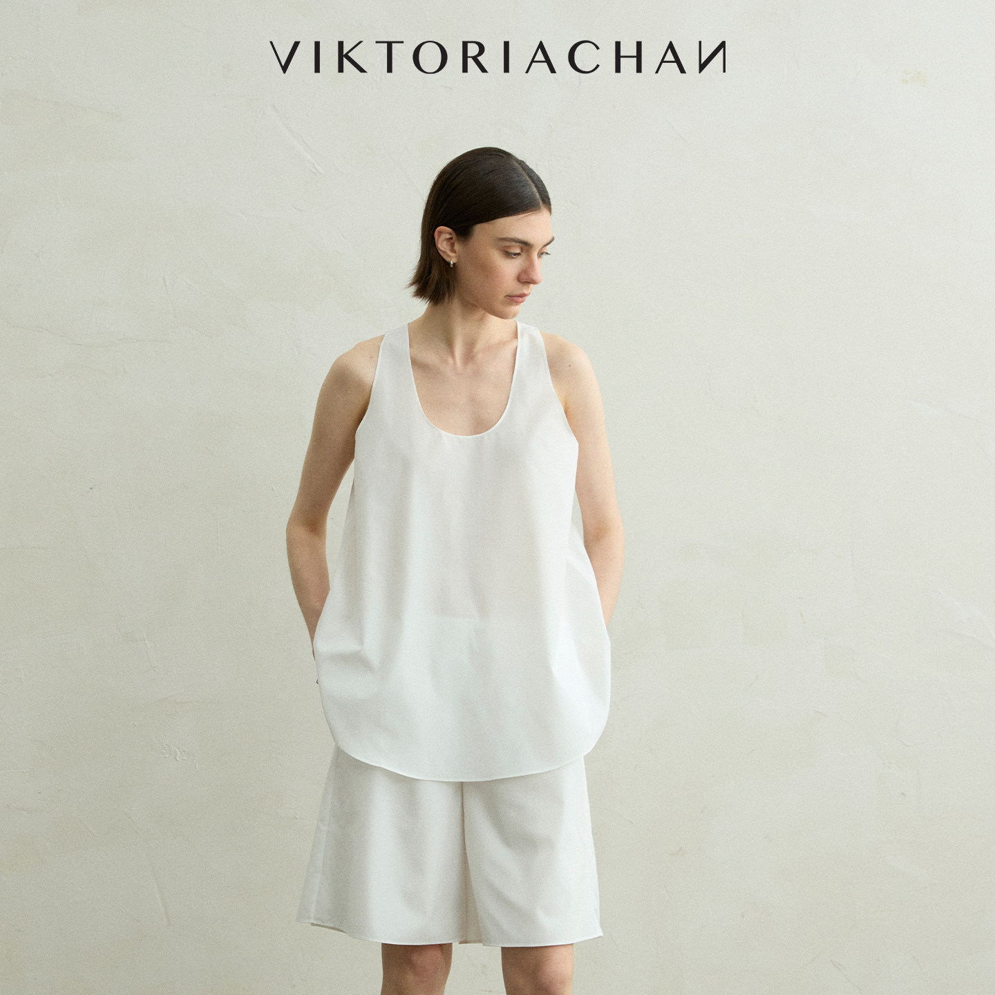 VIKTORIACHAN26PF早秋成衣系列新品 U型圆领无袖丝棉背心式上衣 - 实物图