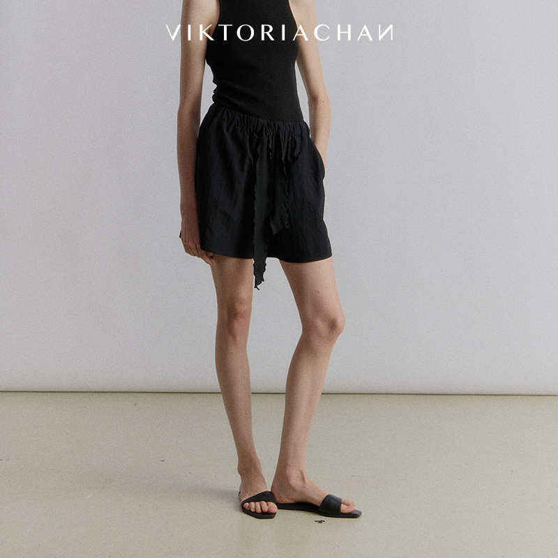 腰部褶皱收紧线条强化造型感，同时方便穿脱