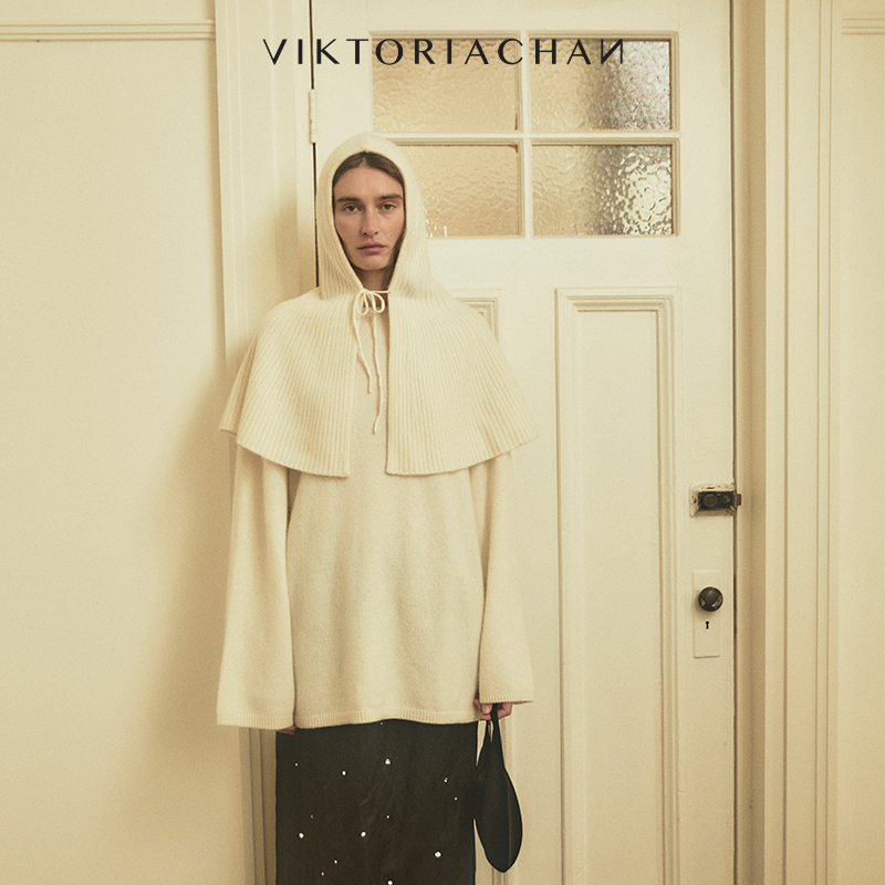VIKTORIACHAN假日胶囊系列新品 落肩长袖针织上衣连帽披肩套装