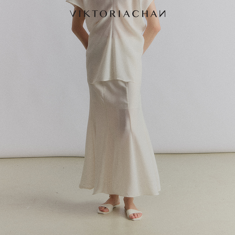 喇叭版型的处理细节营造上窄下宽的视觉效果