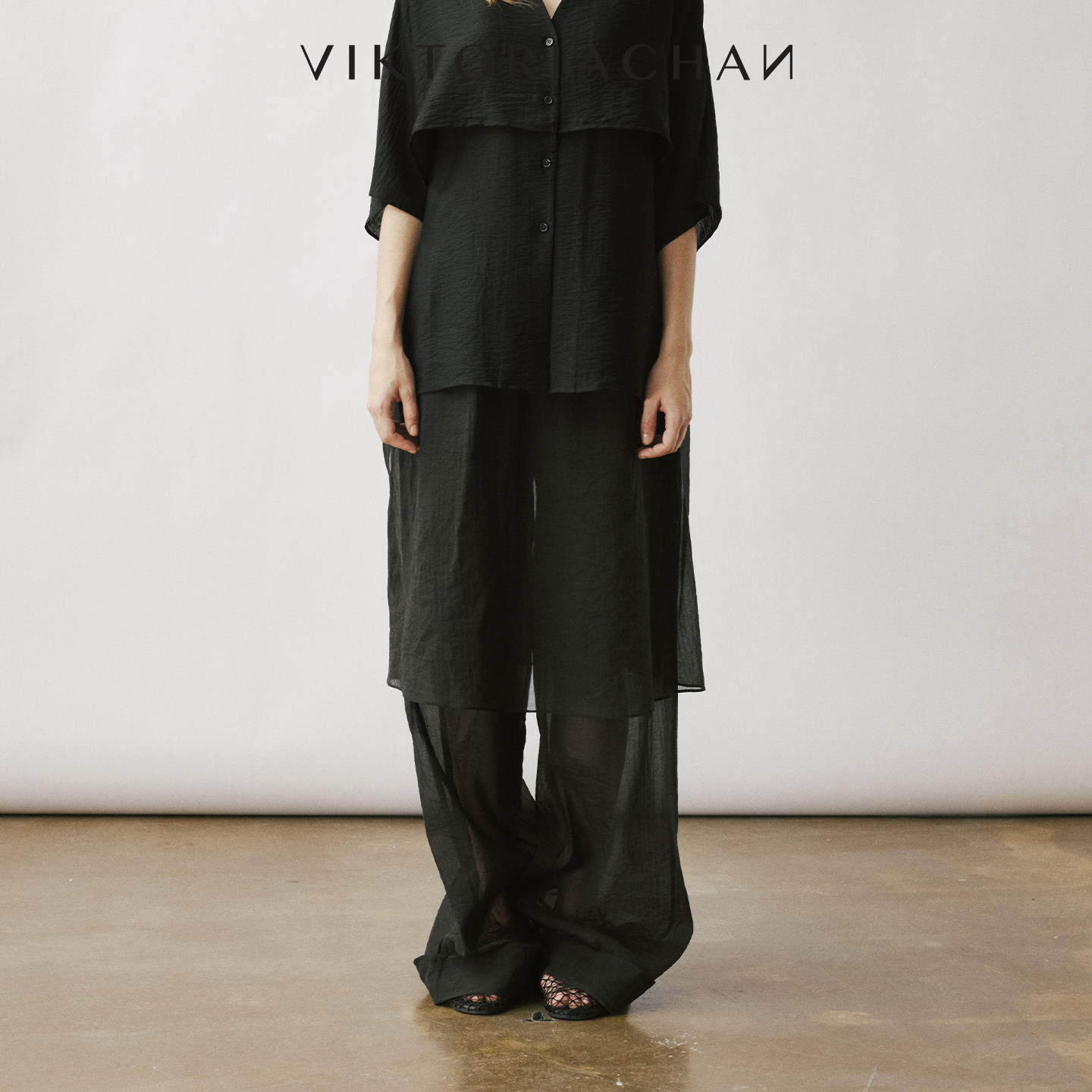 VIKTORIACHAN26SS春夏成衣系列新品 纽扣装饰裙式搭片阔腿长裤