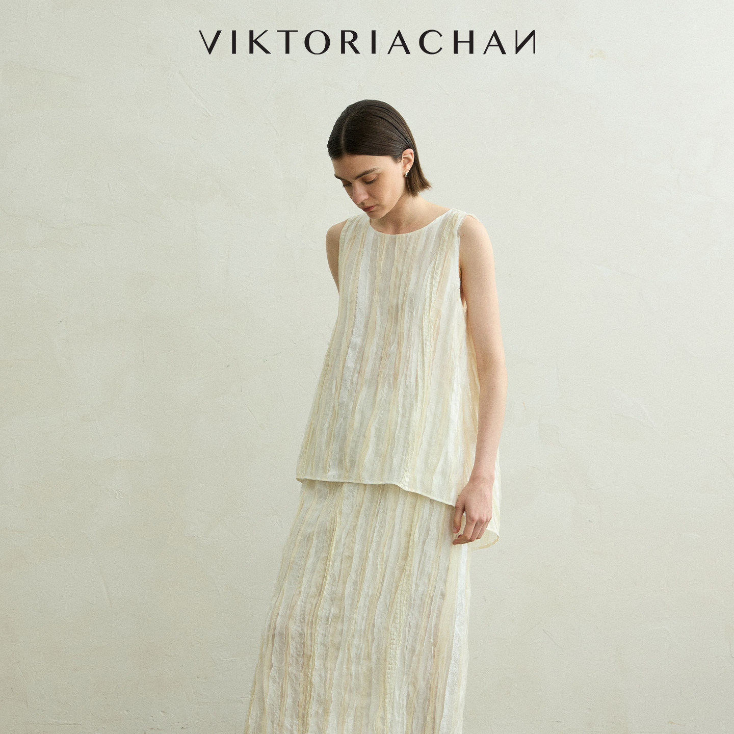 VIKTORIACHAN26PF早秋成衣系列新品 肌理感无袖后开衩不规则上衣