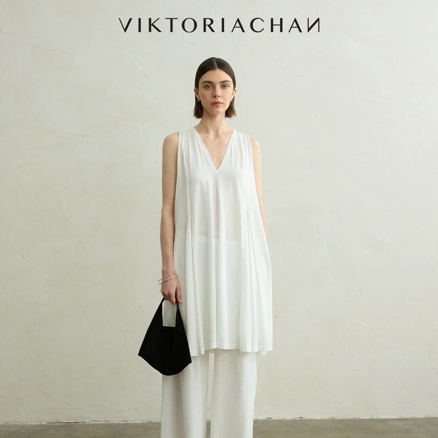 VIKTORIACHAN26PF早秋成衣系列新品 V领无袖垂褶开衩中长款上衣