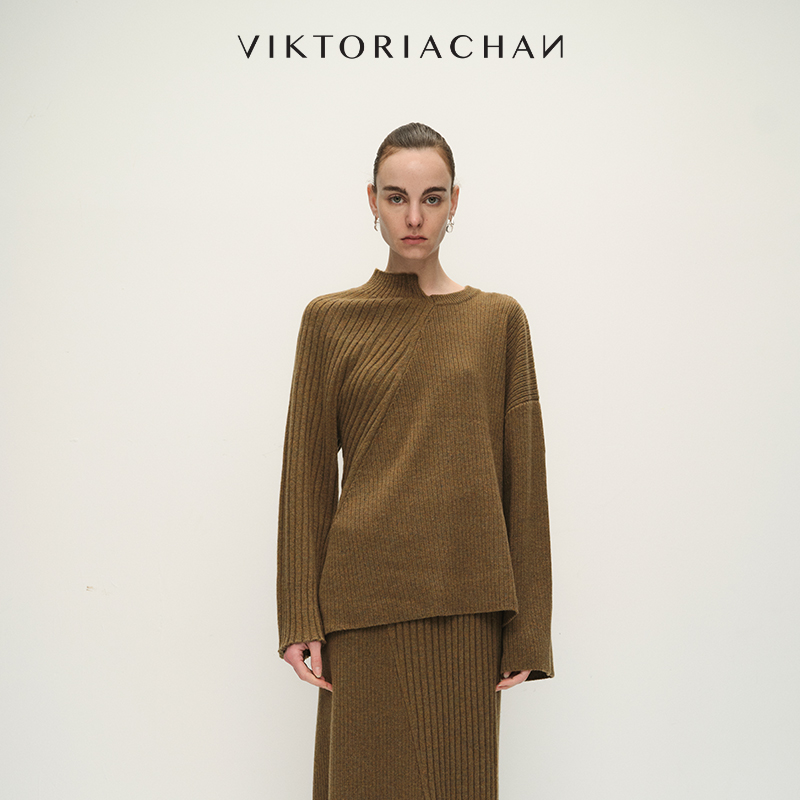 不规则领口拼接坑条针织毛衣