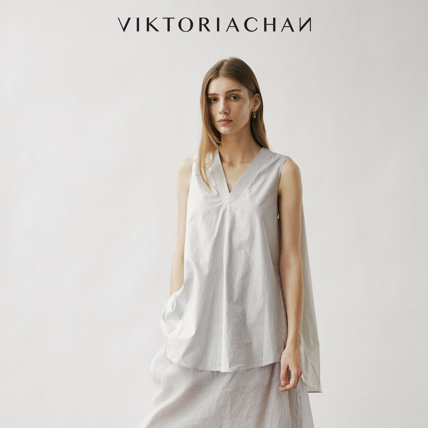 VIKTORIACHAN26SS春夏成衣系列新品 立体压线设计V领无袖棉质上衣