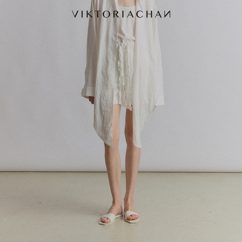 腰部褶皱收紧线条强化造型感，同时方便穿脱