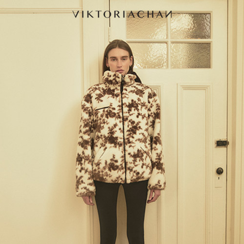 VIKTORIACHAN假日胶囊系列新品 小立领晕染花纹落肩摇粒绒外套