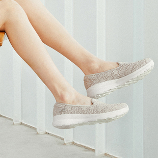 春夏季 透气舒适蕾丝一脚蹬软底健步鞋 新款 Skechers 斯凯奇女鞋
