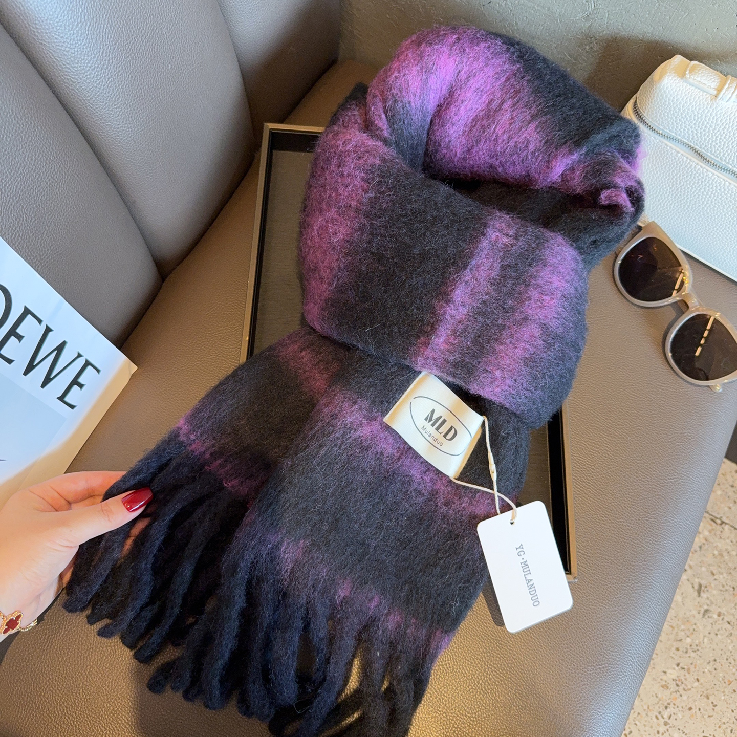 紫黑色羊毛混纺高级感马海毛围巾