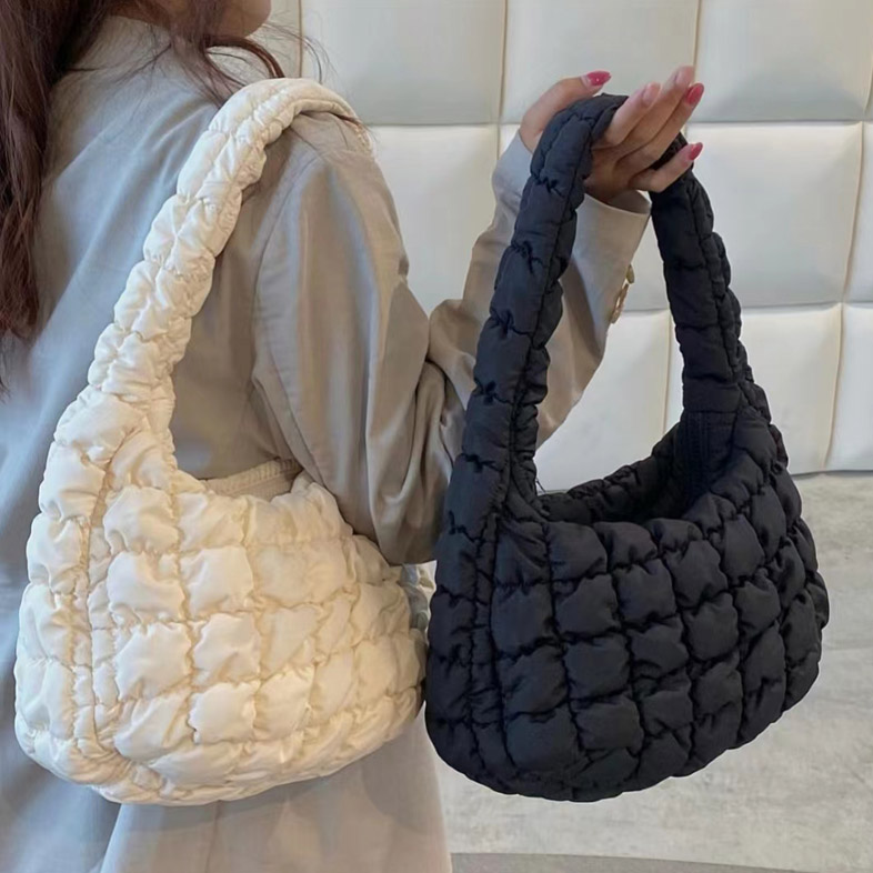韩版云朵包褶皱尼龙布羽绒泡泡斜背包 小众设计女款手提包