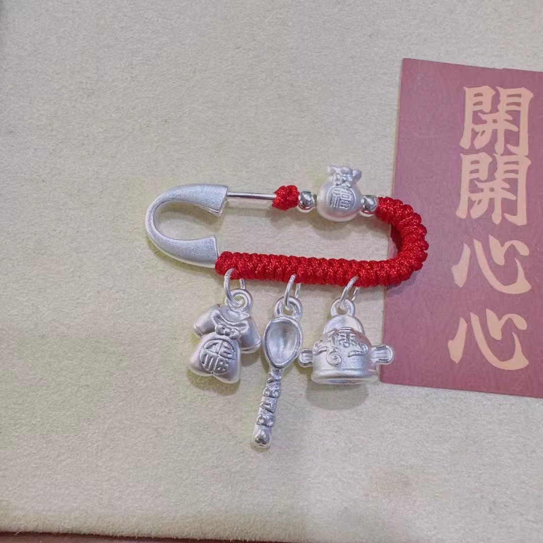 立大福足银别针吉祥三宝