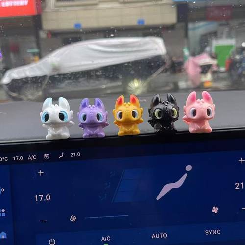 可爱无牙仔车内装饰品车载公仔汽车中控台玩偶显示屏幕摆件小礼品