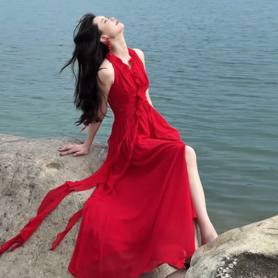 法式红色挂脖吊带连衣裙子女夏季2025新款爆款海边度假高级感长裙