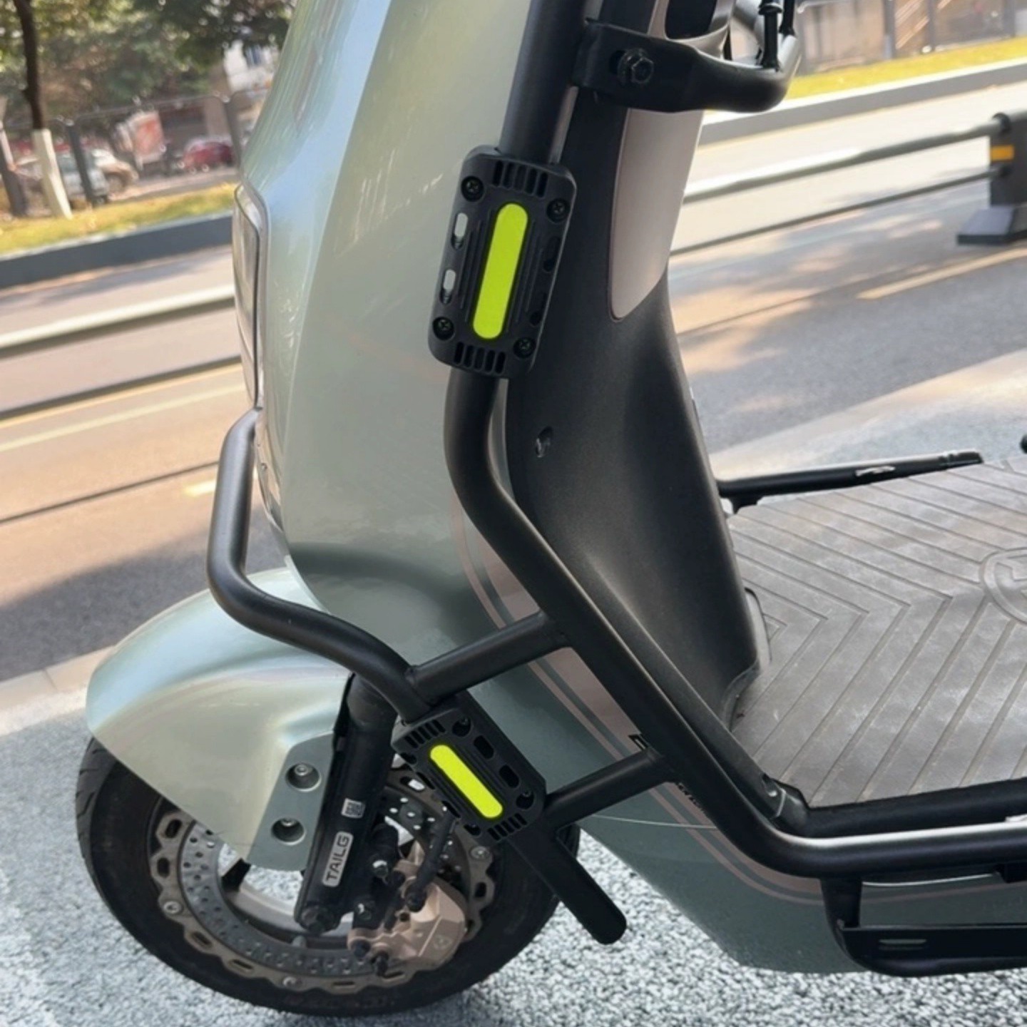 电动车护杠防摔块适用九号爱玛雅迪通用反光条电瓶车保险杠防撞块图片