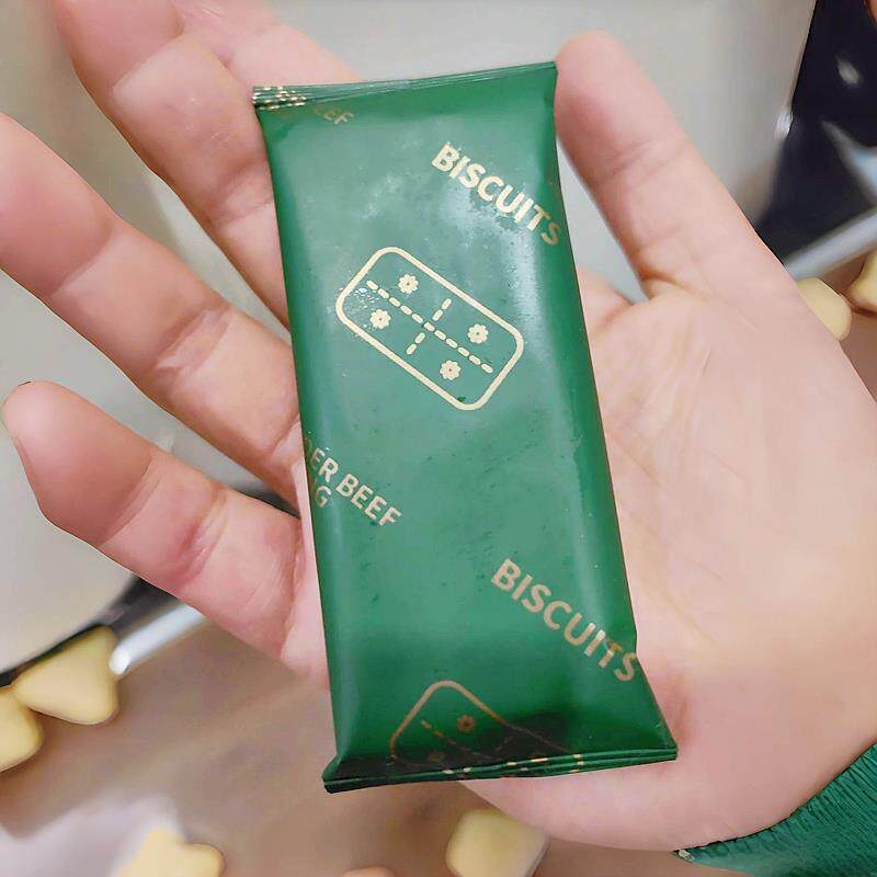 -煌记新品香菜牛肉馅饼干网红夹心薄脆饼芝士培根解馋办公室零食
