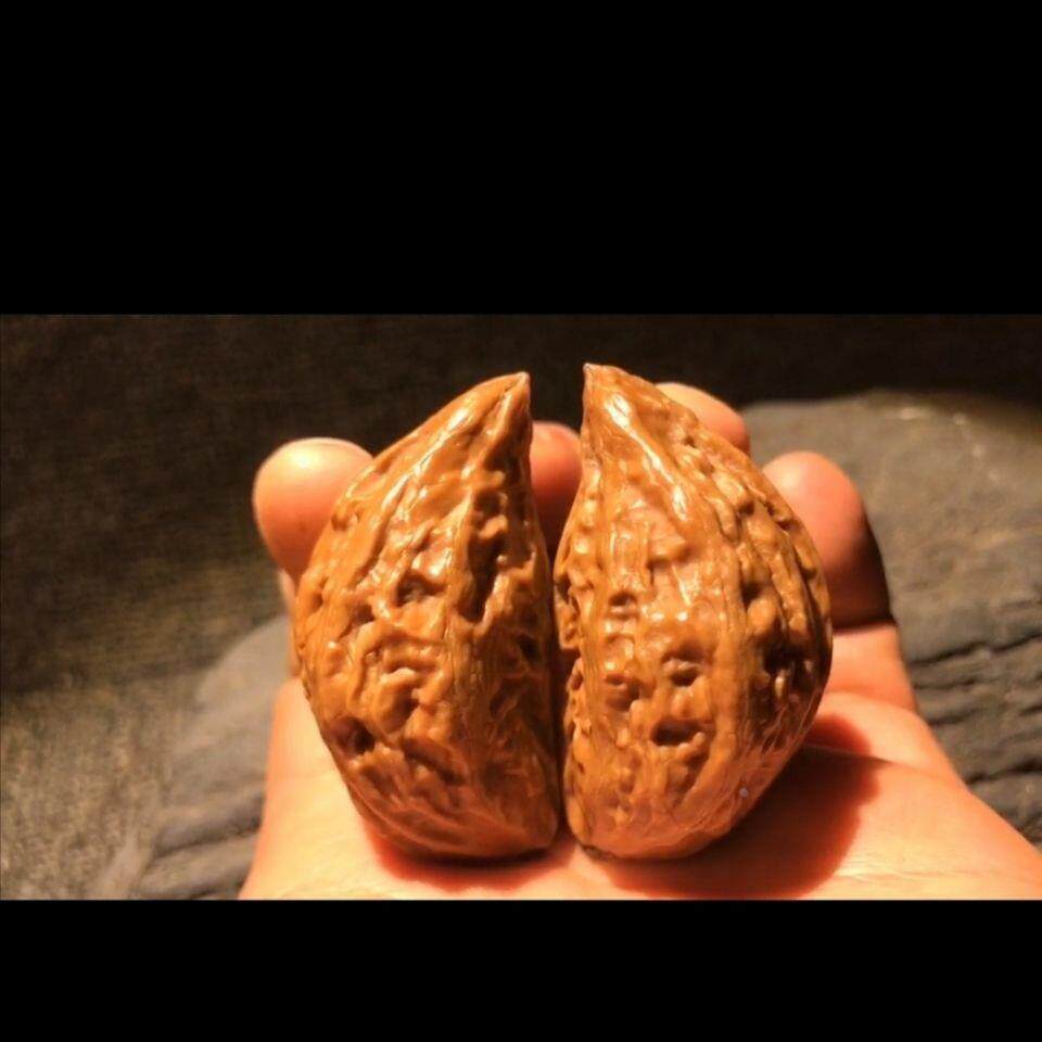 半壁江山核桃东北野生文玩麻核桃大把玩核桃精品手玩磨盘满天星秋