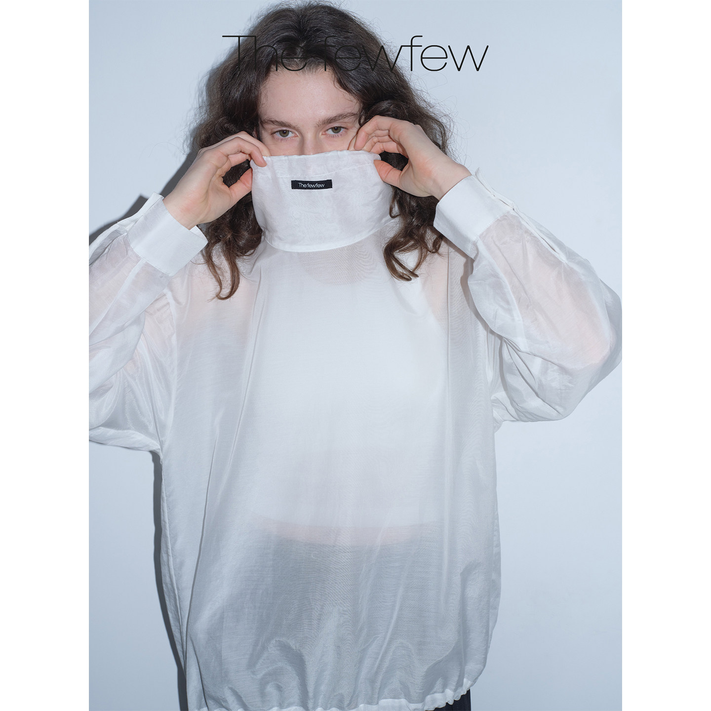 The fewfew 棉桑蚕丝微透光泽感高领时髦设计感宽松叠搭打底上衣图片