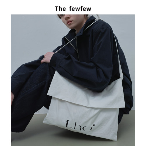 The fewfew 白色棉质微皱磨砂感logo翻盖单肩斜挎信封包