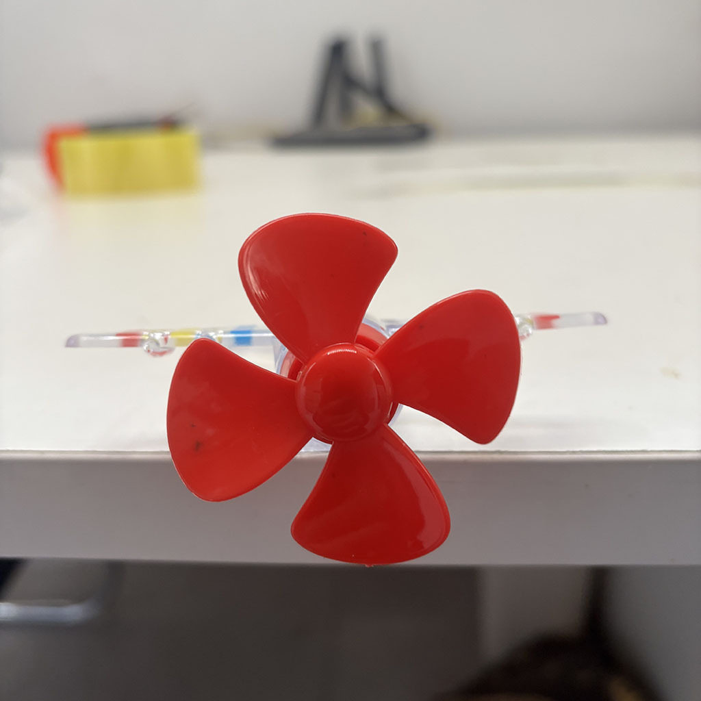 2025新款上市电动车摩托车风能小飞机风力发电三色亮彩灯车载