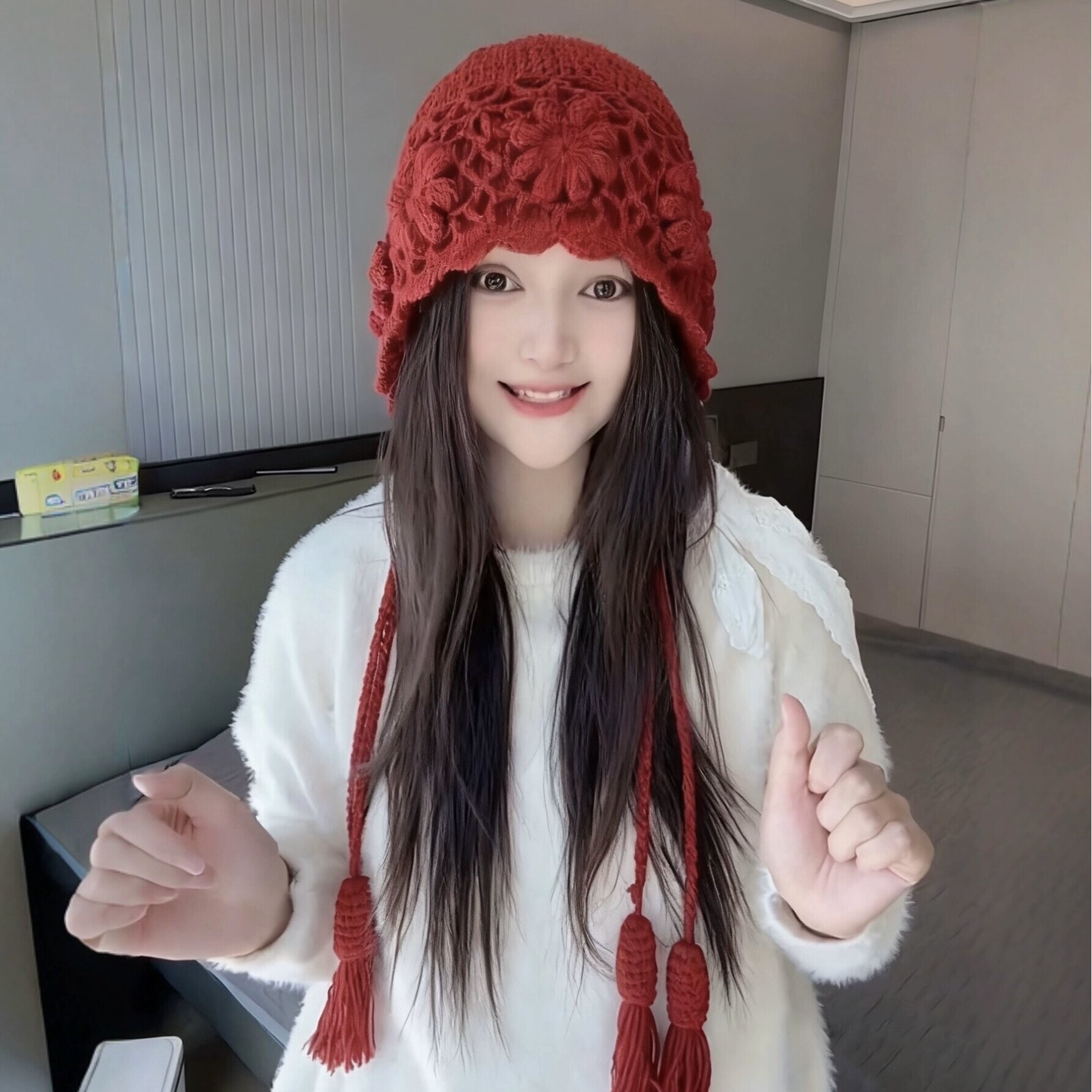 川西旅游手工钩花红色流苏帽子女秋冬季双层保暖显脸小毛线针织帽