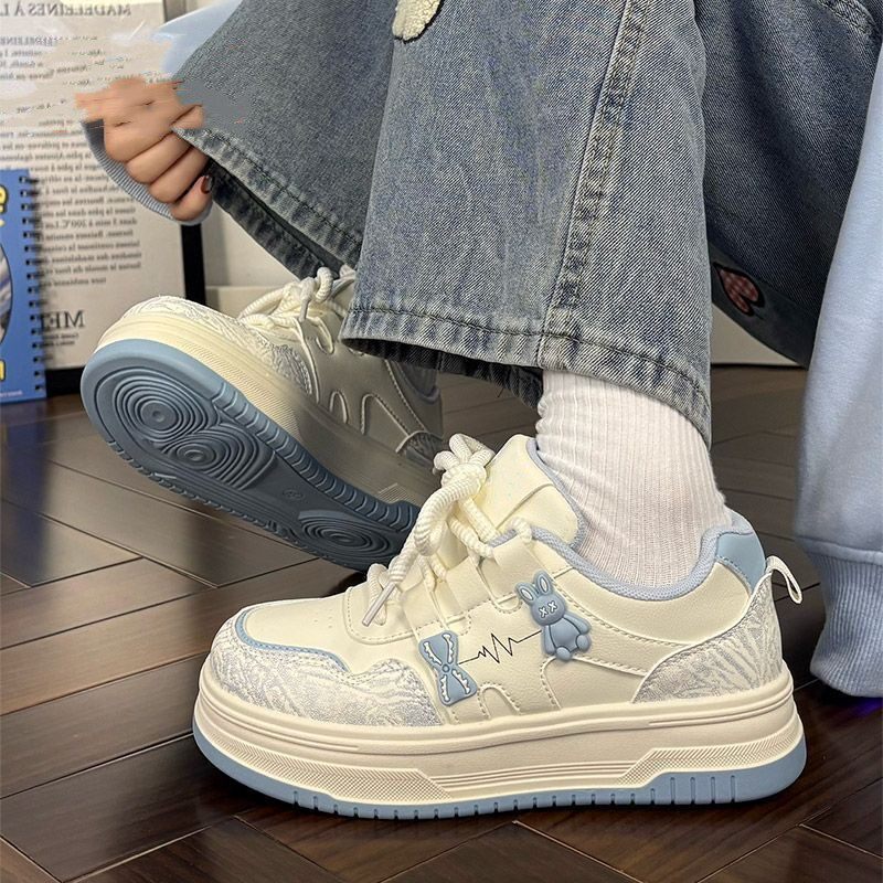 多巴胺厚底小白鞋女2026新款春季学生增高休闲板鞋百搭可爱圆头鞋