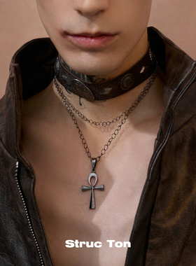 StrucTon罗马十字架铆钉项链