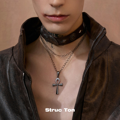 StrucTon罗马十字架铆钉项链
