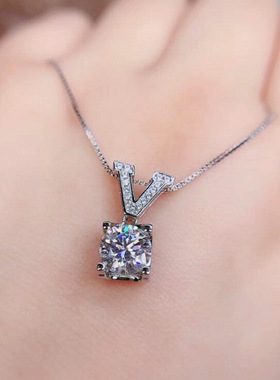 V-shaped Cow's Head Necklace Simple Single Diamond Pendant