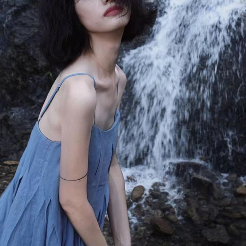 法式气质吊带连衣裙无袖宽松复古风度假小裙子气质宽松仙女裙洋气