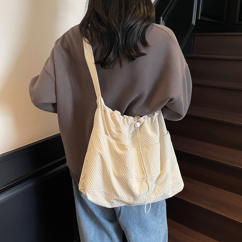 轻便大容量斜挎包女2025新款时尚百搭休闲学生上课通勤单肩托特包