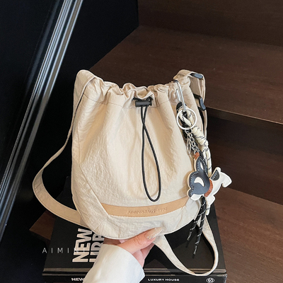 轻便尼龙抽绳束口小包包女手机包