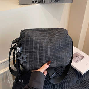 轻便尼龙格子斜挎包女小包2025新款时尚百搭休闲日常通勤单肩包